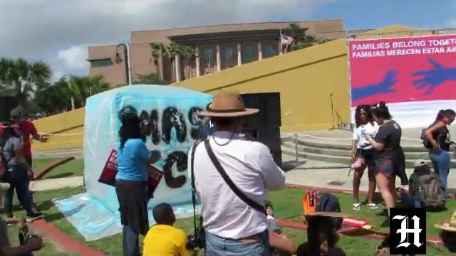 ACLU holds immigration rally in Brownsville смотреть онлайн