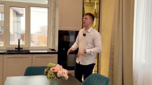 Современная кухня в загородный дом. Мойка у окна, просторная рабочая зона, антресольный ряд шкафов.