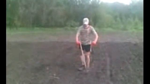 Посадка кукурузы ручной сажалкой. смотреть онлайн