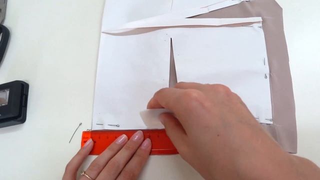 Мастер - класс как перевести деталь выкройки на вторую сторону ткани. Пошив, урок, шитье смотреть онлайн