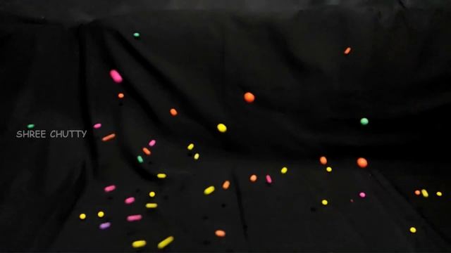 Reverse Play | Throw and POP |Red colour Heart shaped Balloons filled with very tiny foam balls pop смотреть онлайн