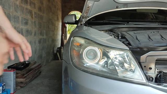 Замена лампы дальнего света на Skoda A5. смотреть онлайн