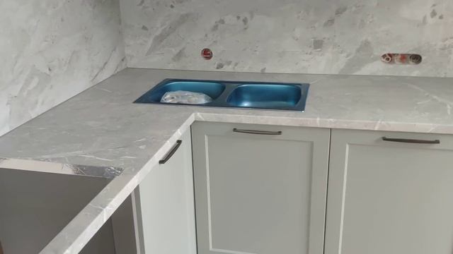Кухня крашеная с фрезой . Современная классика. смотреть онлайн