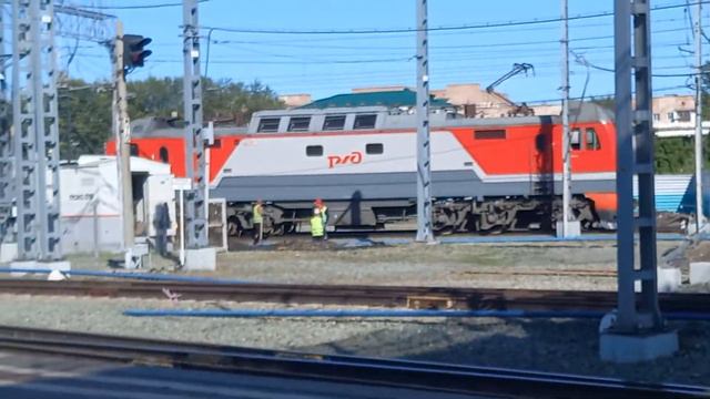 ЭП2К-275 выезжает из ТЧПРИНГ-31 Омск.