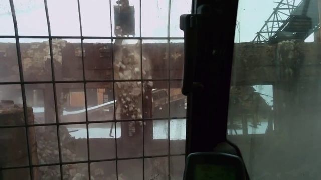 Демонтаж здания длинноруким экскаватором смотреть онлайн