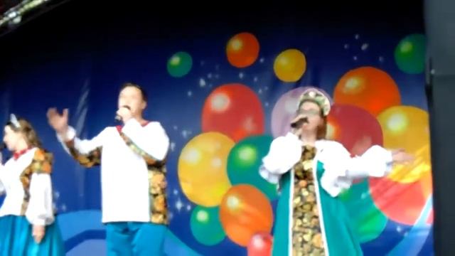 В парке отмечают день семьи смотреть онлайн