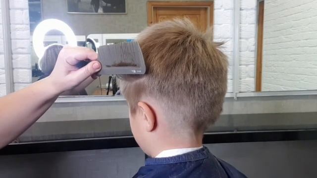 Как работать с широкой расческой в мужских стрижках