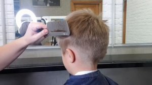 Как работать с широкой расческой в мужских стрижках