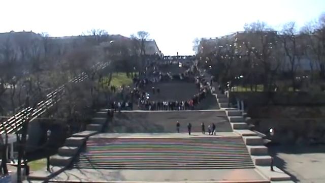 Одесситы креативно поздравляют дорогих женщин с 8 марта! Флешмоб на Потёмкинской! смотреть онлайн