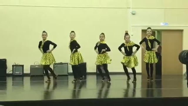 Танец стиляги. Группа Романтик.( я там танцую второй слева ) смотреть онлайн