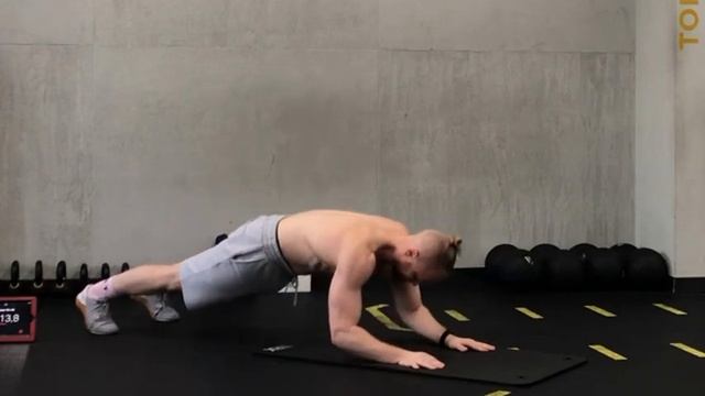 Triceps press из планки #тренеронлайн #functionaltraining #тренировкадома смотреть онлайн