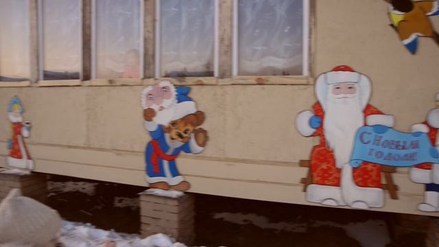 Ставим и украшаем елку во дворе к Новому Году / Кормление кроликов и куриц / Новые деревенские смотреть онлайн