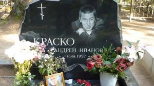 Михаил Ножкин   А на кладбище все спокойненько