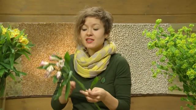 Живые цветы в необычной круглой вазе. смотреть онлайн