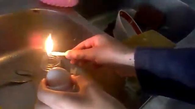 Как засунуть яйцо в бутылку смотреть онлайн
