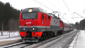 ЭП2К-263 со скорым поездом Сургут — Екатеринбург и приветливой бригадой следует через о.п. Бобровка