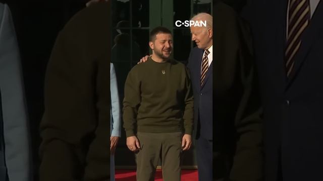 Ukrainian President Volodymyr Zelensky arrives at the White House смотреть онлайн