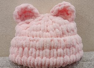 Шапка с ушками из  Ализе Пуффи без спиц и крючка.