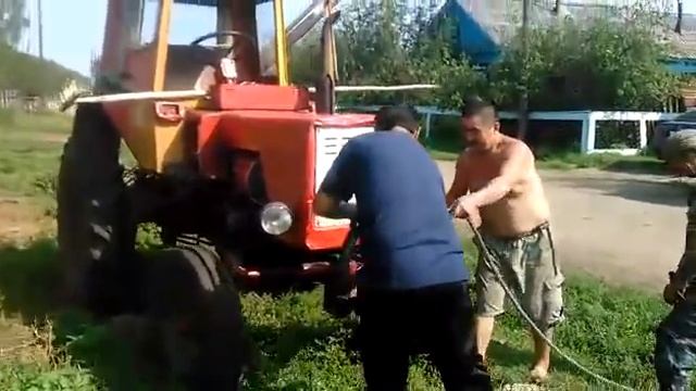 Как запустить трактор когда сел аккумулятор смотреть онлайн