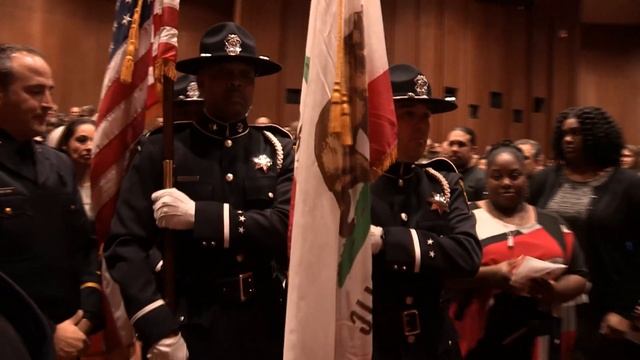 La brigade des mineurs d'Oakland va être décorée pour avoir sauvé des centaines d'adolescents смотреть онлайн