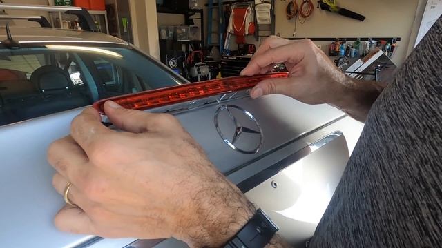 Replacing the Brake Light on a W211 Mercedes E Class смотреть онлайн