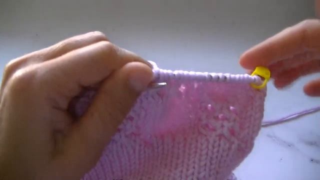 Вяжем шапку с красивым узором спицами. смотреть онлайн