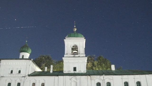 Пролет спутников Starlink над Мирожским монастырем. 11.08.2020 03:18-03:21 смотреть онлайн
