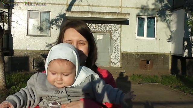 Семейная прогулочка. Совсем маленькая у мамы на ручках. Walk. Family outing смотреть онлайн