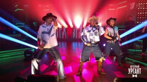 Constantine, Иван Дорн и группа "Фрукты" - "Мозоль". Вечерний Ургант. Фрагмент выпуска от 22.10.2021