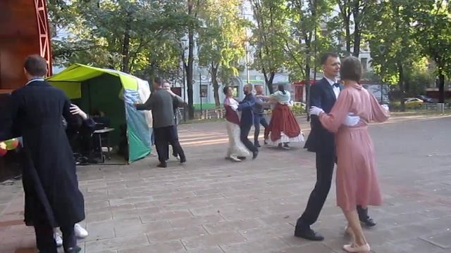 Заключительный вальс. Бал Гусарская баллада в сквере района Кунцево 14.09.19. смотреть онлайн