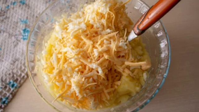 КАРТОФЕЛЬ "МАЙСКИЕ РОЗЫ" С ТЁРТЫМ СЫРОМ И ЯЙЦАМИ смотреть онлайн