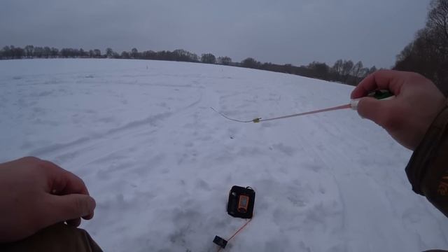 Ловля ПЛОТВЫ на БЕЗМОТЫЛКУ ! Зимняя рыбалка на мормышку! смотреть онлайн