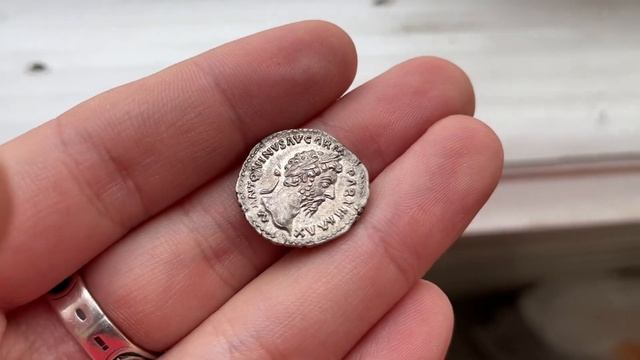 Денарий Марка Аврелия у подоконника смотреть онлайн