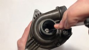 Поломка помпы охлаждения двигателя BMW n52,53,54 / BMW n54 water pump failure.