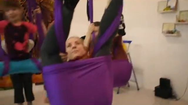 Йога-пати в студии "Мёд" смотреть онлайн