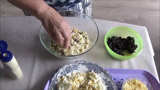 САЛАТ С ЧЕРНОСЛИВОМ И ГРЕЦКИМИ ОРЕХАМИ. КЕТО салат слоеный с необычным сочетанием. смотреть онлайн