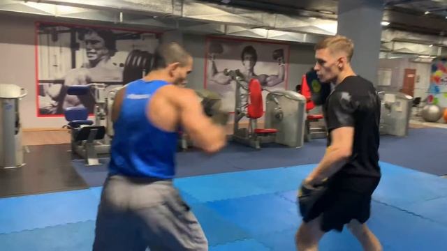 Школа единоборств Golden Gloves, тренировка по боксу смотреть онлайн