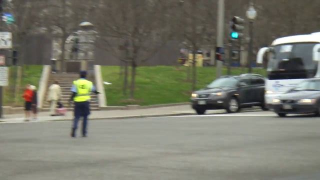 Вашингтон. Полицейские регулируют движение на перекрестке. смотреть онлайн
