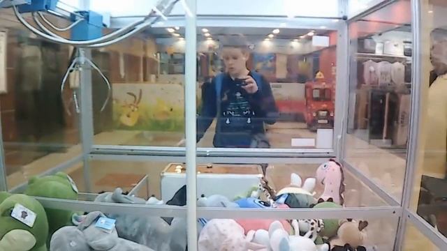 Играю в игровые автоматы в ТЦ Семеновский!!! смотреть онлайн