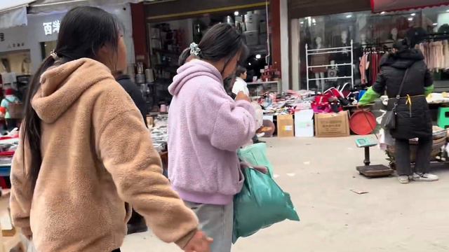 三嫂母女三人上街买各种各样好吃的回来，全家围着品尝真的好温馨 смотреть онлайн