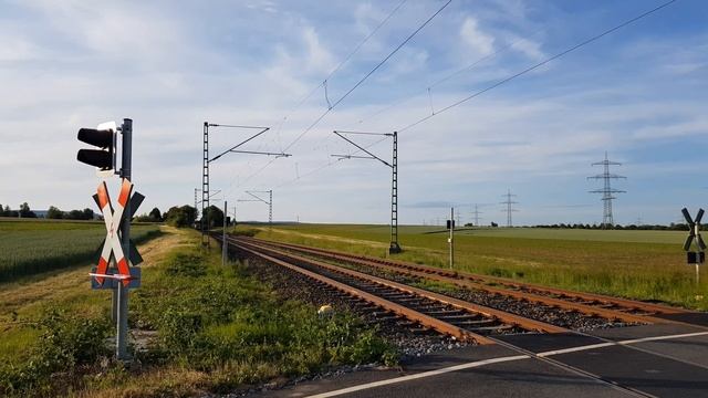Frankfurt - S-Bahn Linie S5 Durchfahrt am Bahnübergang смотреть онлайн