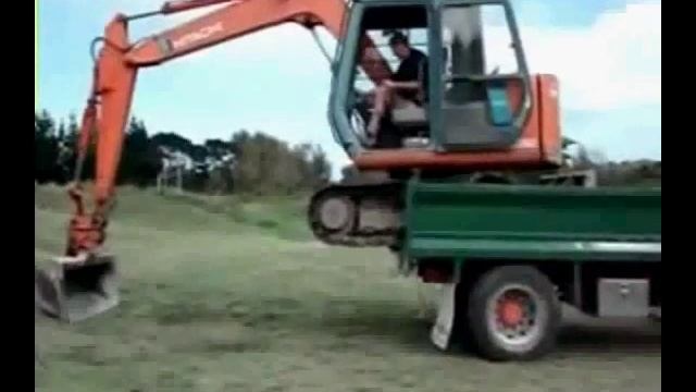 Трактор залез сам в кузов