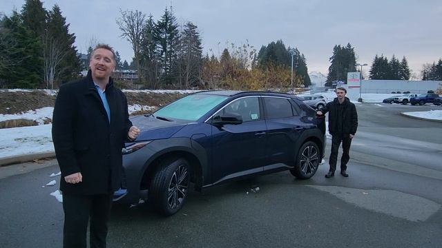 Toyotas First Electric Vehicle - 2023 Toyota EV BZ 4X смотреть онлайн