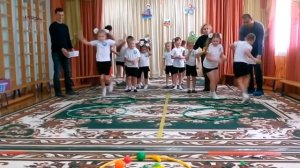 Праздник 23 февраля в детском саду. Эстафета. Собираем овощи на борщ для папы