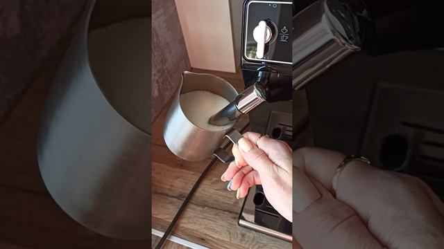 Приготовление кофе латте на кофемашине DELONGHI ETAM 29.510.B смотреть онлайн