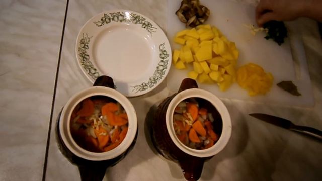Картофель в горшочке с мясом и грибами. смотреть онлайн