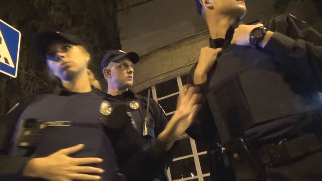 ТРИ ДАРМОЕДА НОВОЙ ПОЛИЦИИ ГОРОДА ХАРЬКОВ НЕ ЗНАЮТ ЧЕМ ЗАНЯТЬСЯ СРЕДИ НОЧИ смотреть онлайн