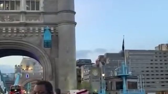 Азан в центре Лондон