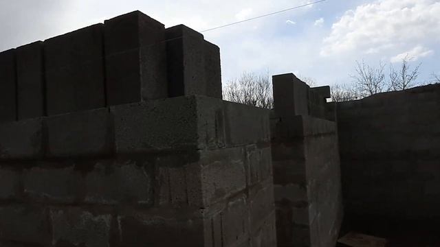 Кладка стеновых пескобетонных блоков несущей стены. Внутренние стены подвала готовы! смотреть онлайн