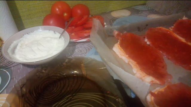 Сочные свиные отбивные под сыром в духовке. смотреть онлайн